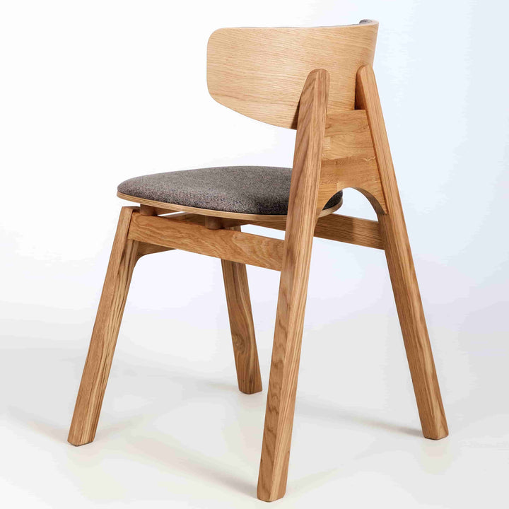VESKOR Chaise rembourrée en chêne massif de la collection Frida Meubles nordiques au design moderne Mobel.Store