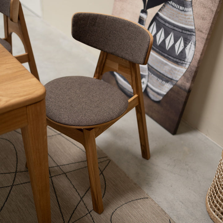 VESKOR Chaise rembourrée en chêne massif de la collection Frida Meubles nordiques au design moderne Mobel.Store