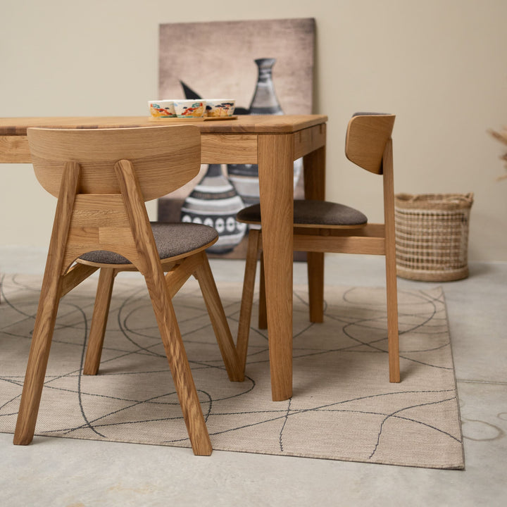 VESKOR Chaise rembourrée en chêne massif de la collection Frida Meubles nordiques au design moderne Mobel.Store