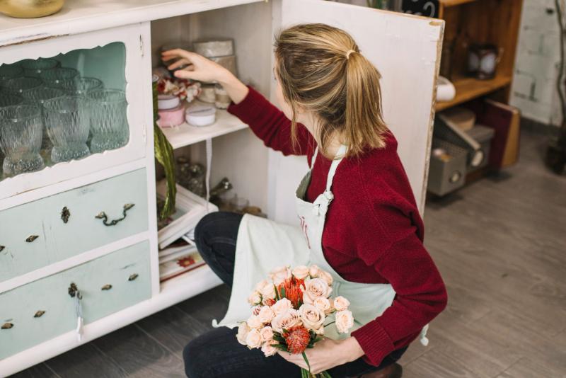 Comment décorer une vitrine de salle à manger ?