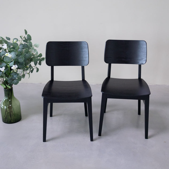 Lot de 2 ou 4 chaises de salle à manger en frêne KODAMA, coloris noir | VESKOR