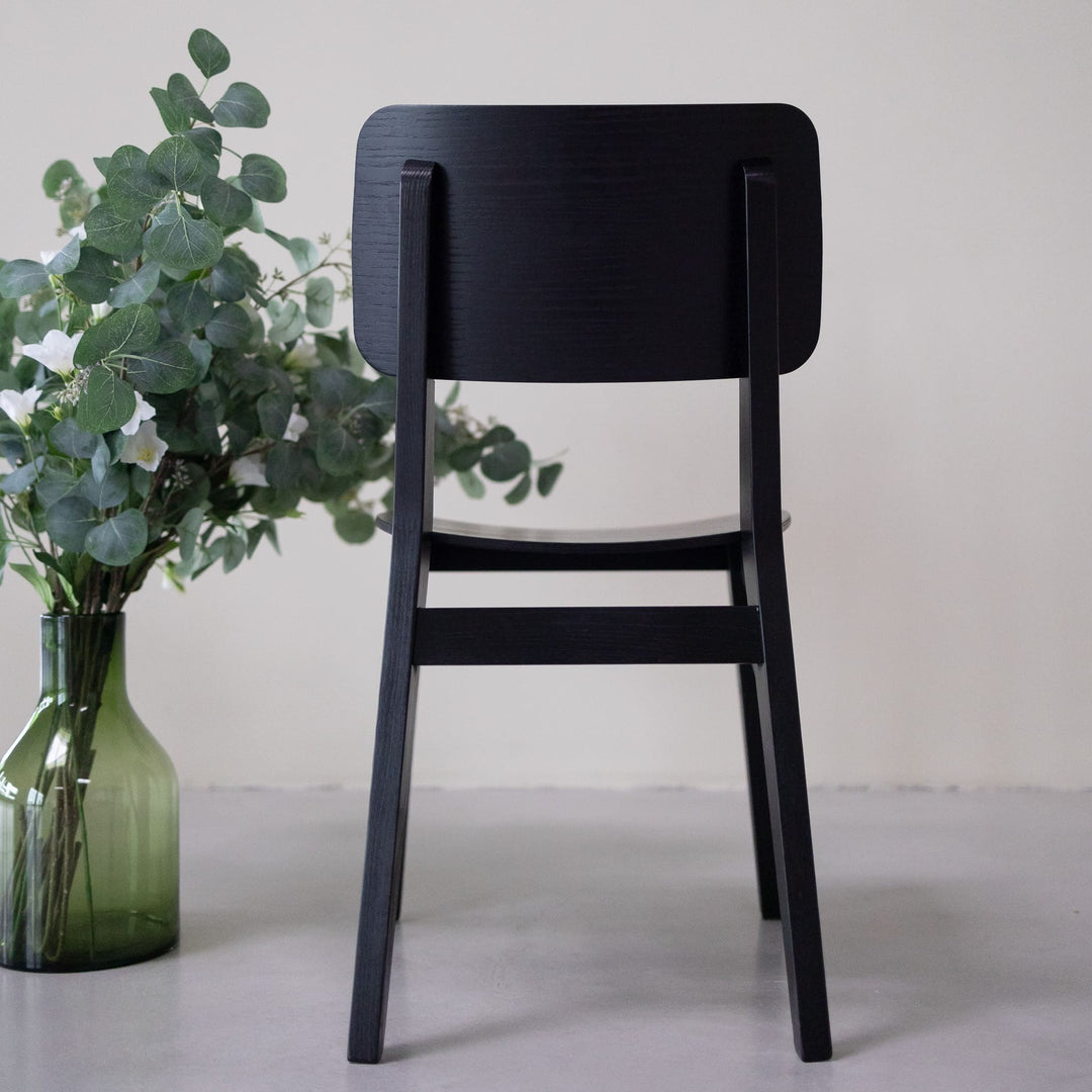Lot de 2 ou 4 chaises de salle à manger en frêne KODAMA, coloris noir | VESKOR