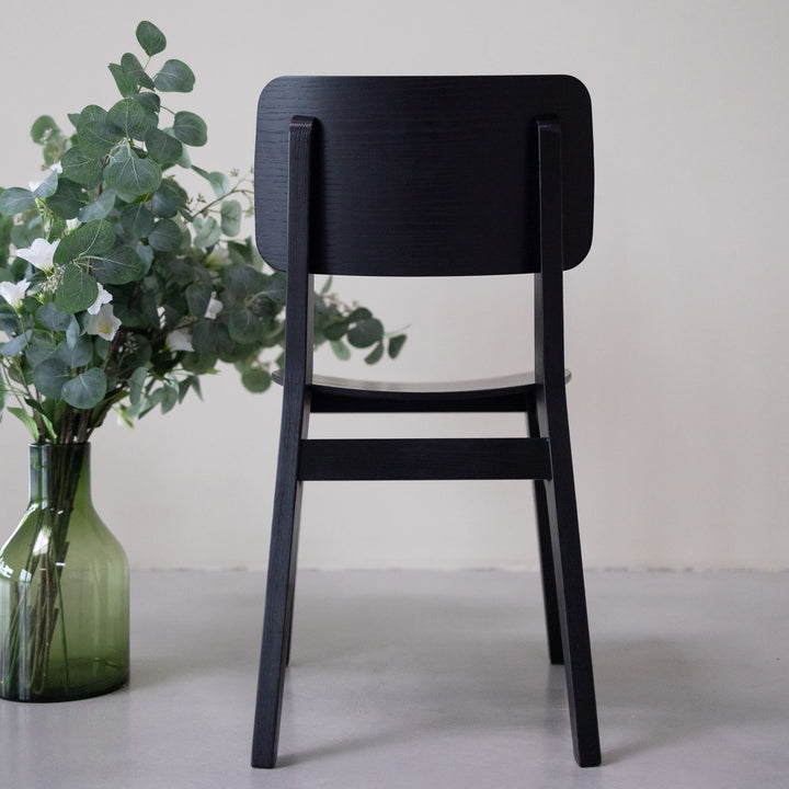 Lot de 2 ou 4 chaises de salle à manger en frêne KODAMA, coloris noir | VESKOR