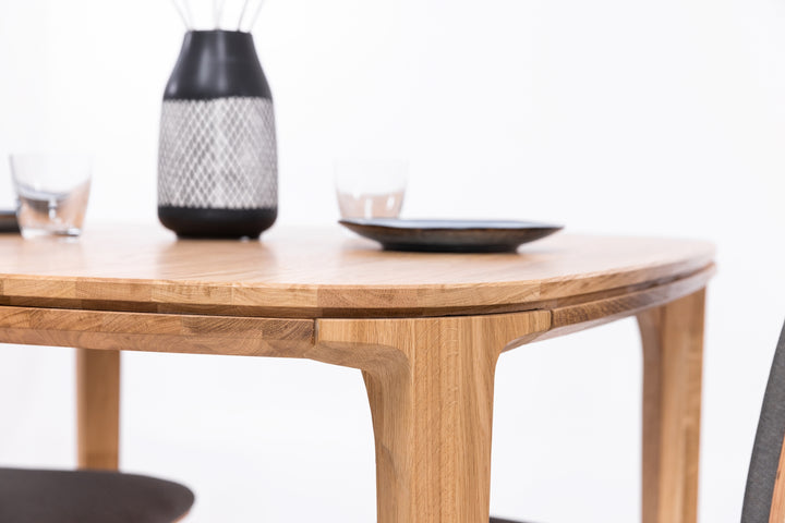 VESKOR table en hêtre massif collection Ikona meubles modernes nordiques