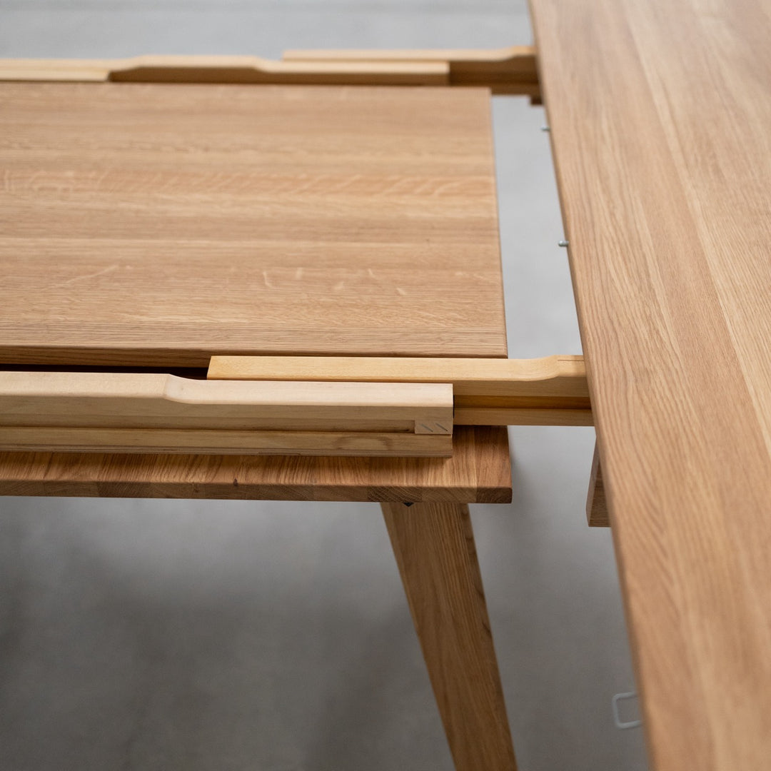 VESKOR Table de salle à manger ronde à rallonge en chêne massif LEA