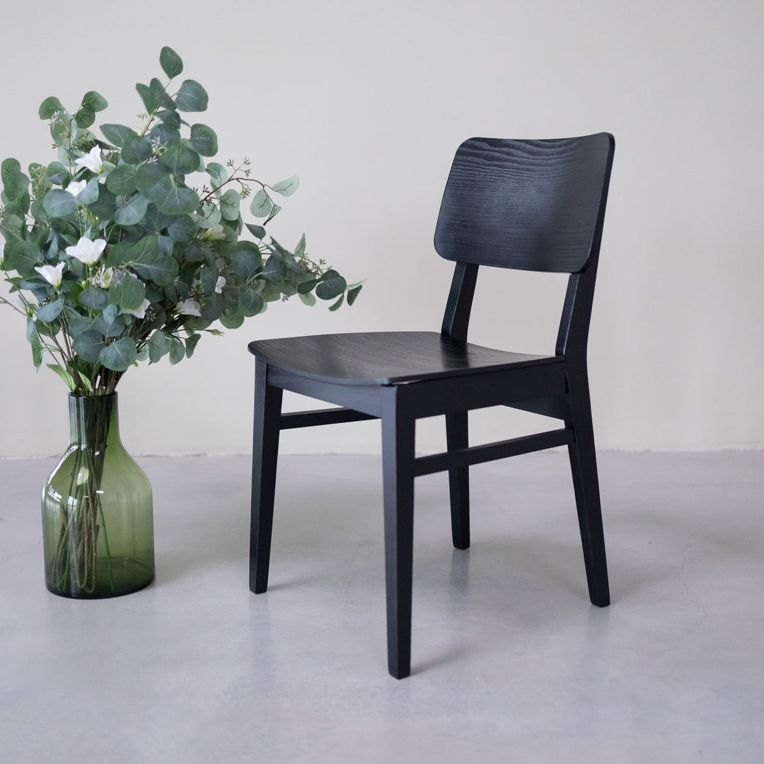 VESKOR Lot de chaises de salle à manger en chêne massif noir de la collection Dania Meubles nordiques au design moderne Mobel.Store