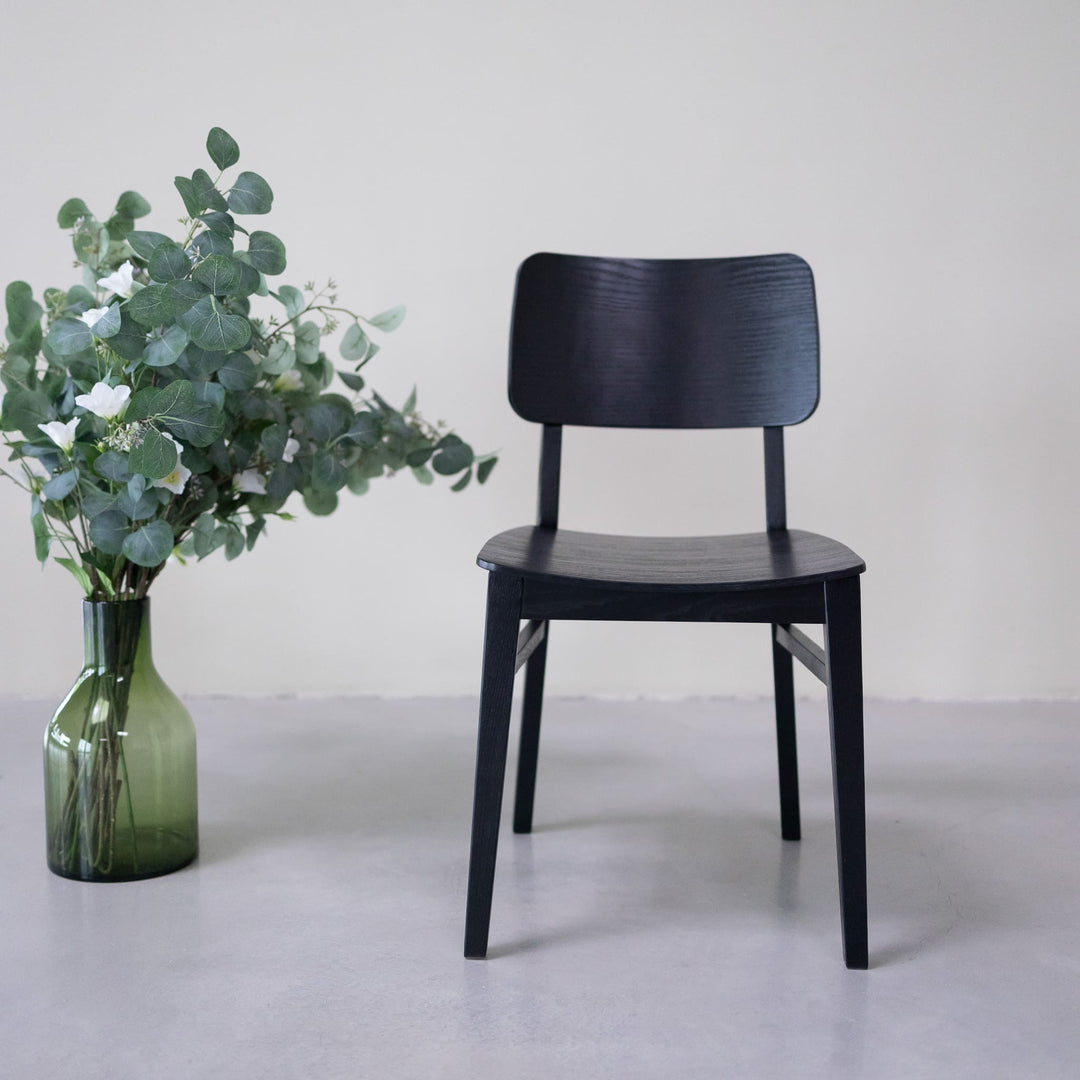 VESKOR Lot de chaises de salle à manger en chêne massif noir de la collection Dania Meubles nordiques au design moderne Mobel.Store