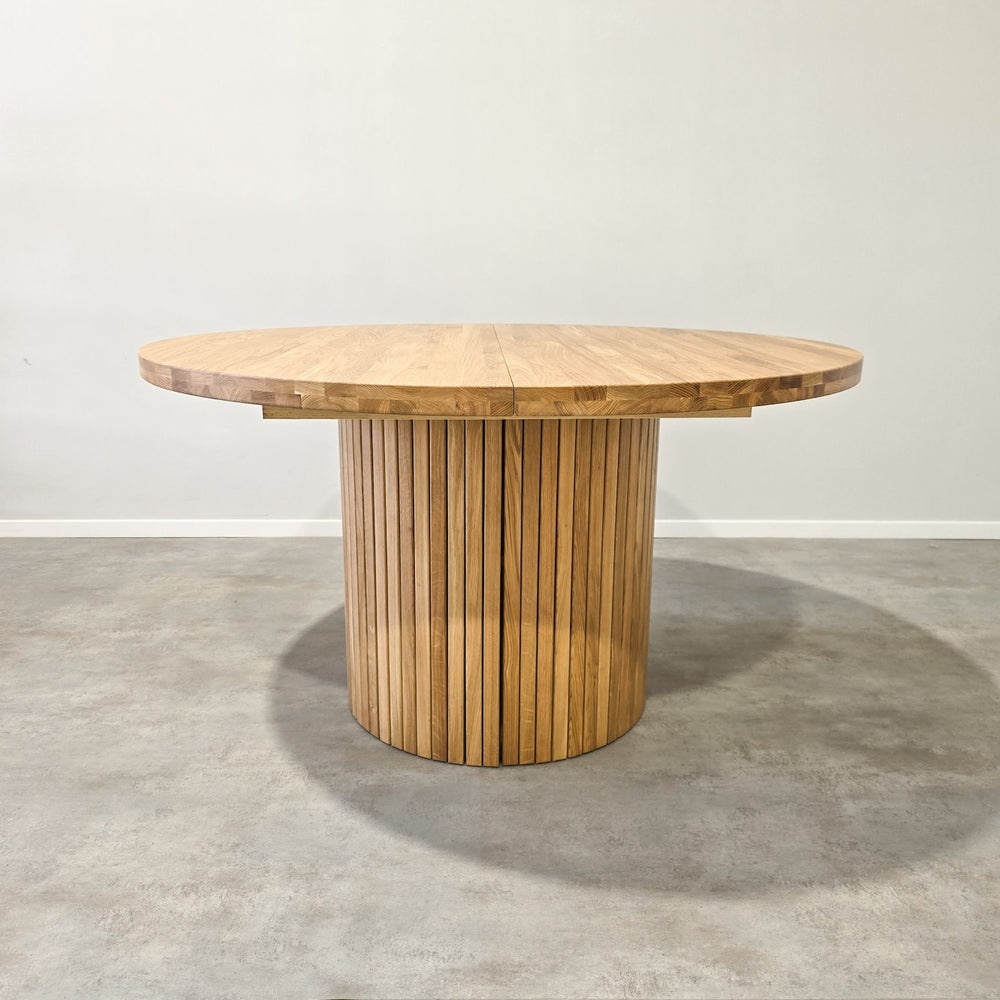 VESKOR Table ronde à rallonge en chêne massif ROMA 135-235 x 135 x 75 cm.