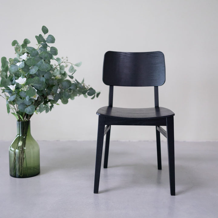 Lot de 2 ou 4 chaises de salle à manger en frêne KODAMA, coloris noir | VESKOR