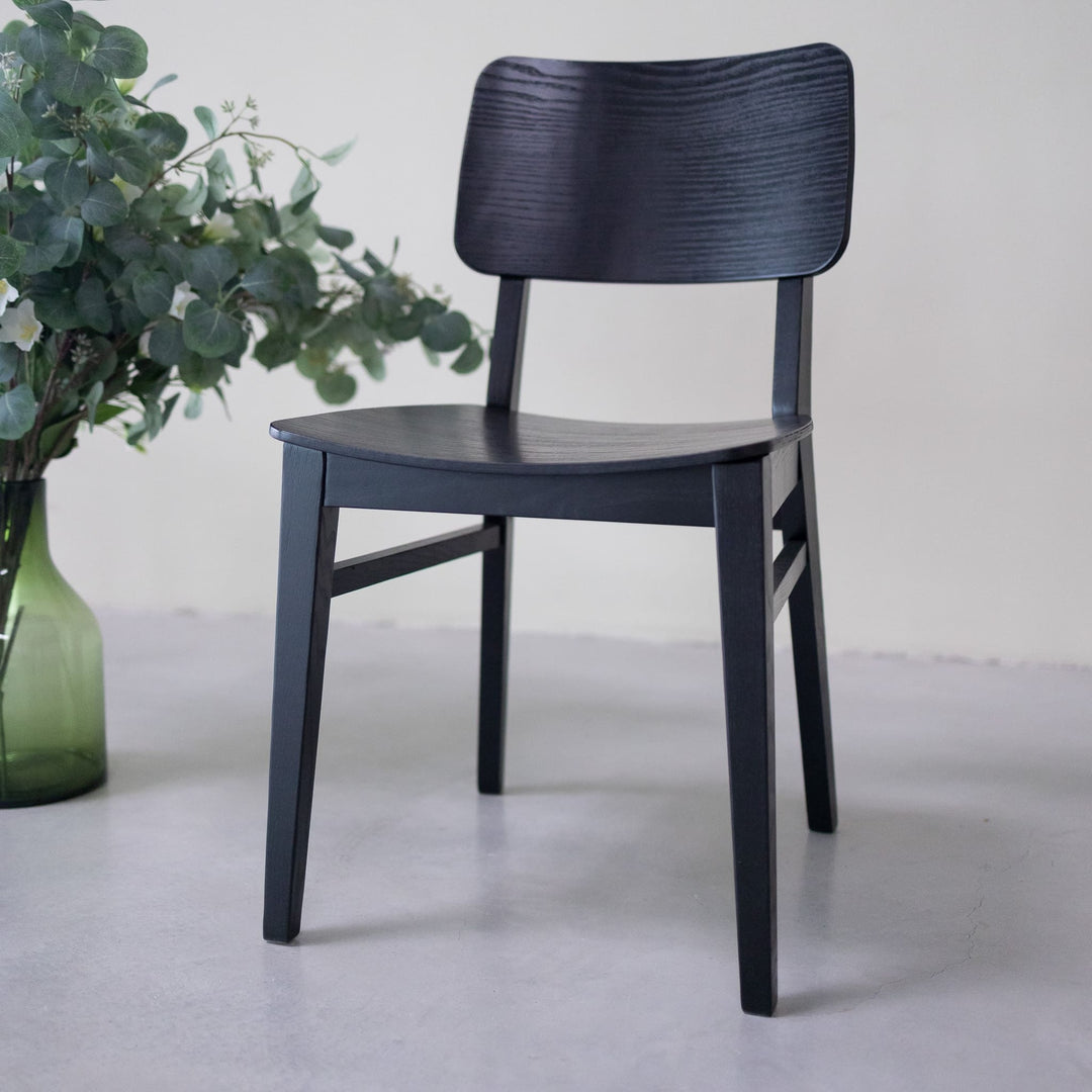 Lot de 2 ou 4 chaises de salle à manger en frêne KODAMA, coloris noir | VESKOR