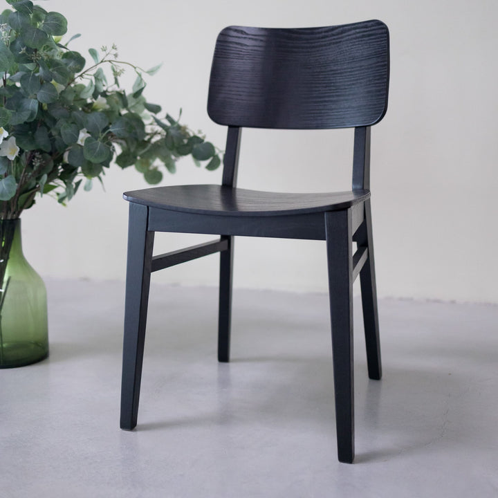 Lot de 2 ou 4 chaises de salle à manger en frêne KODAMA, coloris noir | VESKOR