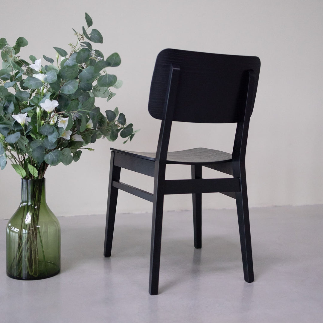 Lot de 2 ou 4 chaises de salle à manger en frêne KODAMA, coloris noir | VESKOR