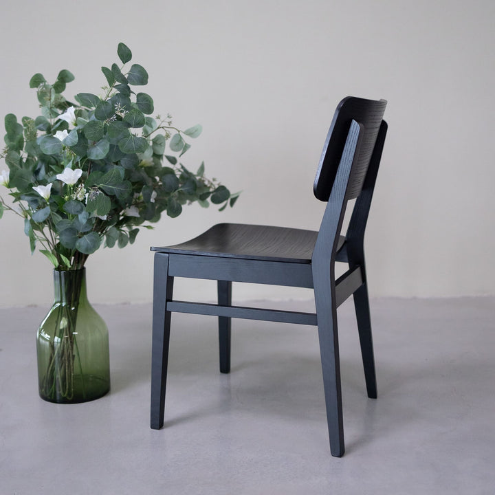 Lot de 2 ou 4 chaises de salle à manger en frêne KODAMA, coloris noir | VESKOR